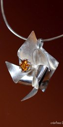 Collier dans l'air du temps